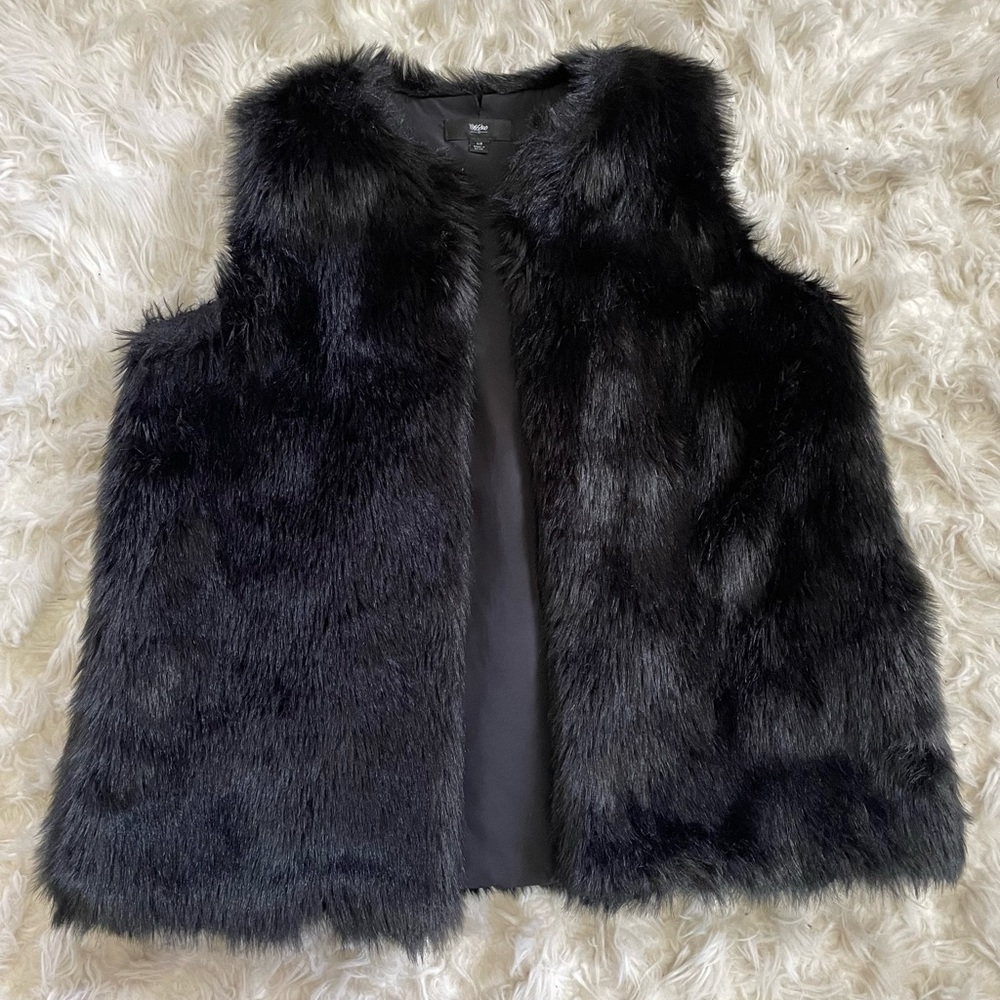 Mossimo Faux Fur Vest size Large.
